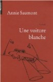 Une voiture blanche